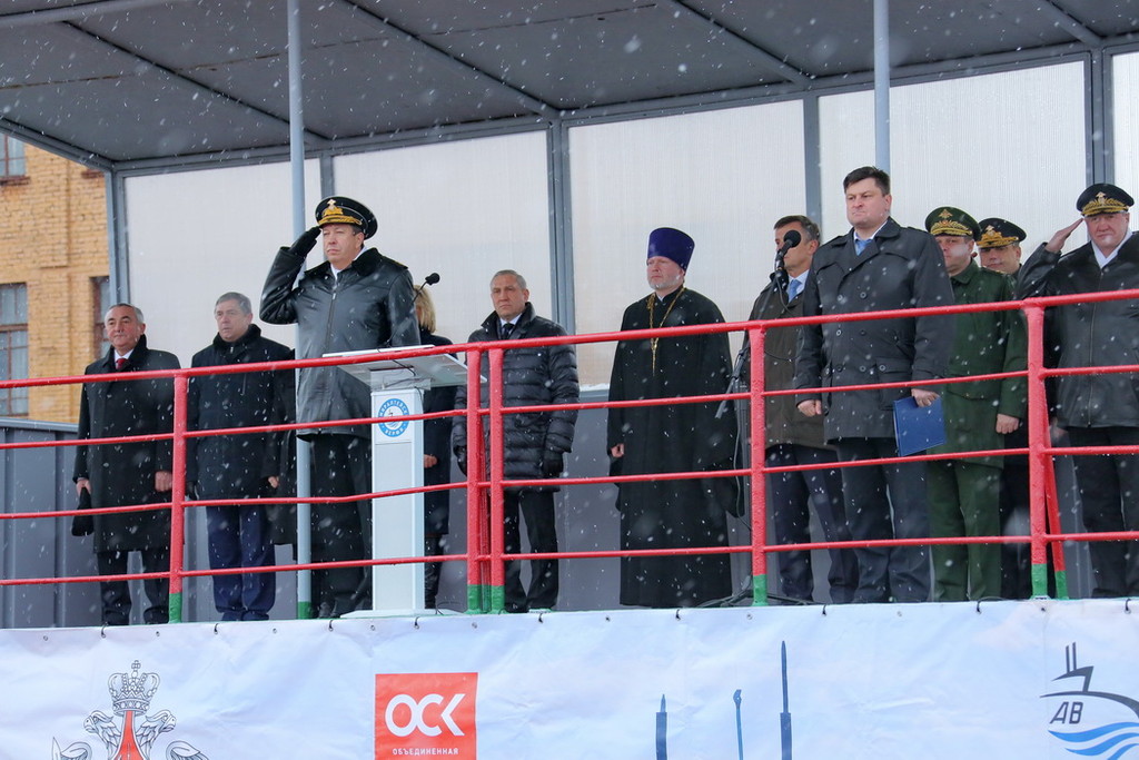 Церемония поднятия флага над подводной лодкой «Великий Новгород»