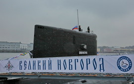 Церемония поднятия флага над подводной лодкой «Великий Новгород»